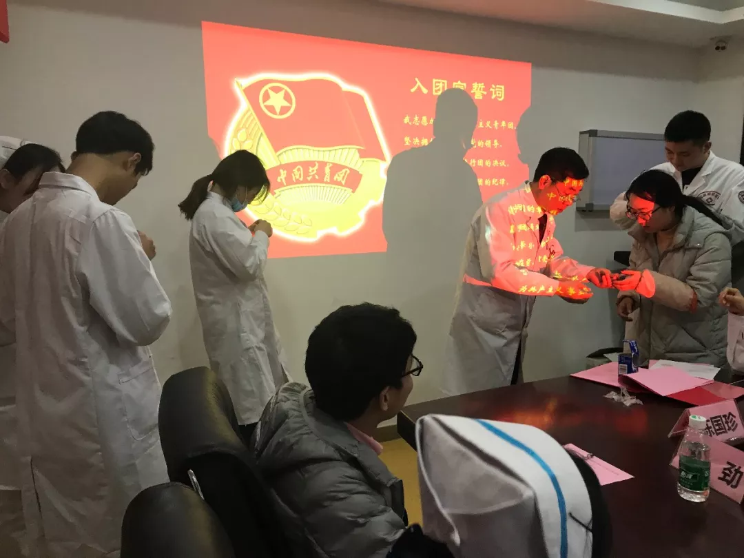 佩戴党徽,团徽徽章